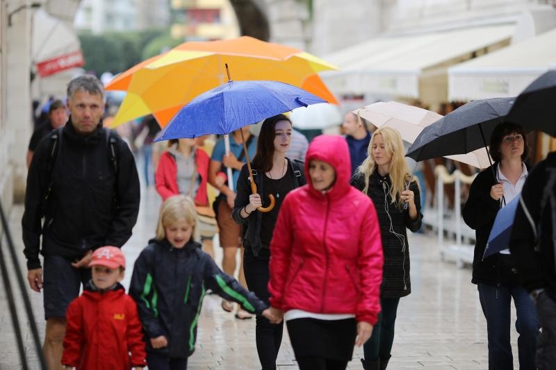 Kisni dan u centru grada nije omeo turiste u setnji i razgledavanju. Photo: Filip Brala/PIXSELL Kisni dan u centru grada nije omeo turiste u setnji i razgledavanju. Photo: Filip Brala/PIXSELL