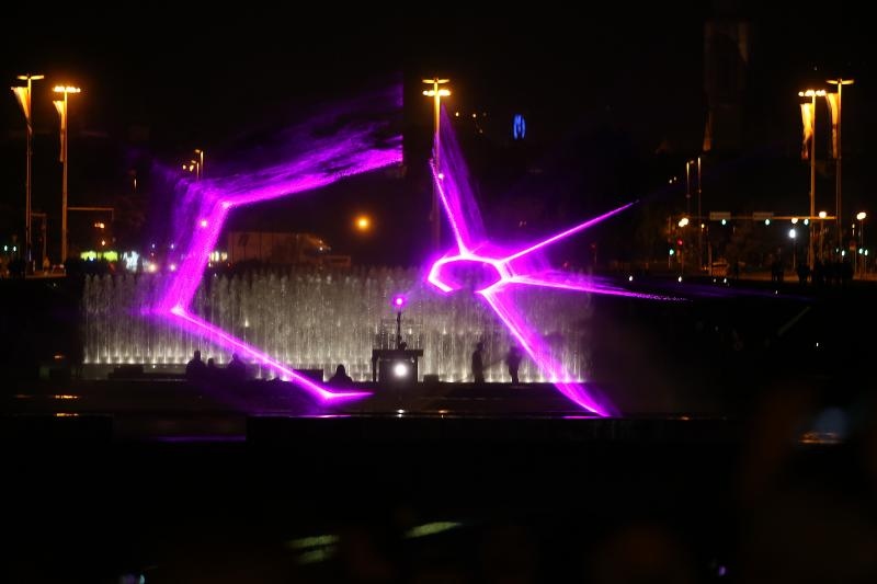 Zagrebacki gradonacelnik Milan Bandic svecano je otvorio zagrebacke fontane. U glazbenom dijelu programa nastupili su Prljavo kazaliste, Ivana Kindl, te orkestar i solisti Kazalista Komedija pod ravnanjem Kresimira Batinica: Renata Sabljak, Sandra Bagaric