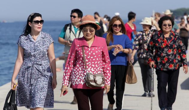 07.08.2013., Zadar – Jutro na rivi idealno je za setnje, razgledavanje, fotografiranje i odmor u hladu. Photo: Zeljko Mrsic/PIXSELL Autor  Zeljko Mrsic/PIXSELL KLJUČNE RIJEČI  Zadar, more, riva, turizam, setnja, ljeto, turisti