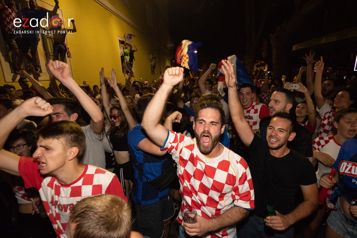 Čudesna noć: Velika fešta ulicama Zadra nakon plasmana Vatrenih u finale SP Čudesna noć: Velika fešta ulicama Zadra nakon plasmana Vatrenih u finale SP