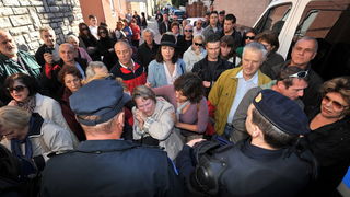 Zadar, 081112
Unatoc brojnim prosvjedima danas oko je oko 10h iz stana u zadarskoj cetvrti Arbanasi delozirana obitelj Vukic. Ulaz su svojim tijelima blokirali clanovi obitelji te njihovi prijatelji koje je policija bez otpora za ruke i noge odnijela u po Zadar, 081112
Unatoc brojnim prosvjedima danas oko je oko 10h iz stana u zadarskoj cetvrti Arbanasi delozirana obitelj Vukic. Ulaz su svojim tijelima blokirali clanovi obitelji te njihovi prijatelji koje je policija bez otpora za ruke i noge odnijela u po