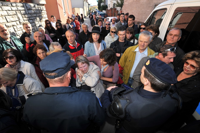 Zadar, 081112
Unatoc brojnim prosvjedima danas oko je oko 10h iz stana u zadarskoj cetvrti Arbanasi delozirana obitelj Vukic. Ulaz su svojim tijelima blokirali clanovi obitelji te njihovi prijatelji koje je policija bez otpora za ruke i noge odnijela u po Zadar, 081112
Unatoc brojnim prosvjedima danas oko je oko 10h iz stana u zadarskoj cetvrti Arbanasi delozirana obitelj Vukic. Ulaz su svojim tijelima blokirali clanovi obitelji te njihovi prijatelji koje je policija bez otpora za ruke i noge odnijela u po