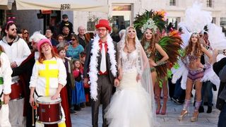 Splitski karneval: Vjenčanje Ave Karabatić i Ivana Pernara na splitskoj rivi