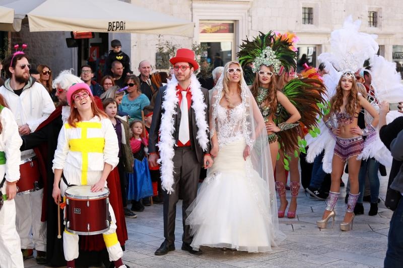 Splitski karneval: Vjenčanje Ave Karabatić i Ivana Pernara na splitskoj rivi