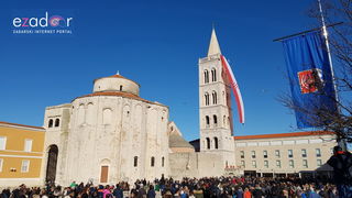 Izložba vojne opreme, oružja i vozila na zadarskoj rivi i spuštanje 25-metarske zastave s kampanela sv. Stošije