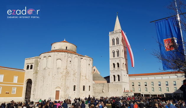Izložba vojne opreme, oružja i vozila na zadarskoj rivi i spuštanje 25-metarske zastave s kampanela sv. Stošije