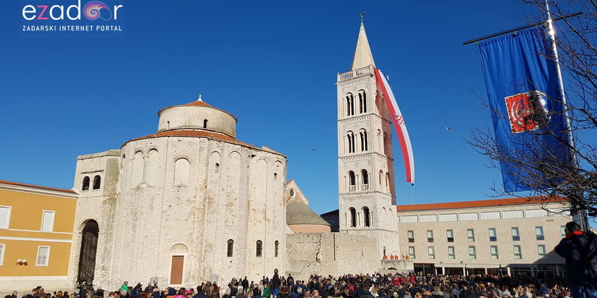 Izložba vojne opreme, oružja i vozila na zadarskoj rivi i spuštanje 25-metarske zastave s kampanela sv. Stošije Izložba vojne opreme, oružja i vozila na zadarskoj rivi i spuštanje 25-metarske zastave s kampanela sv. Stošije