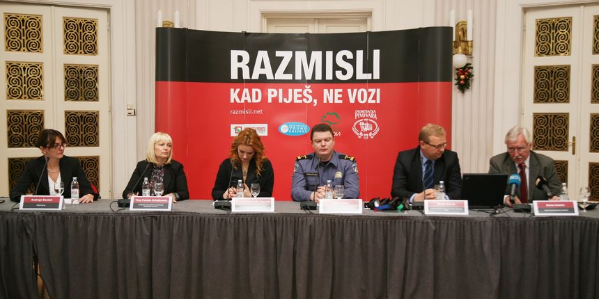 Građani zabrinuti zbog društvene tolerancije zloupotrebe alkoholnih pića Građani zabrinuti zbog društvene tolerancije zloupotrebe alkoholnih pića