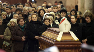 Brojni su Zadrani dosli odati pocast preminulom nadbiskupu . Foto : Vladimir Ivanov /CROPIX