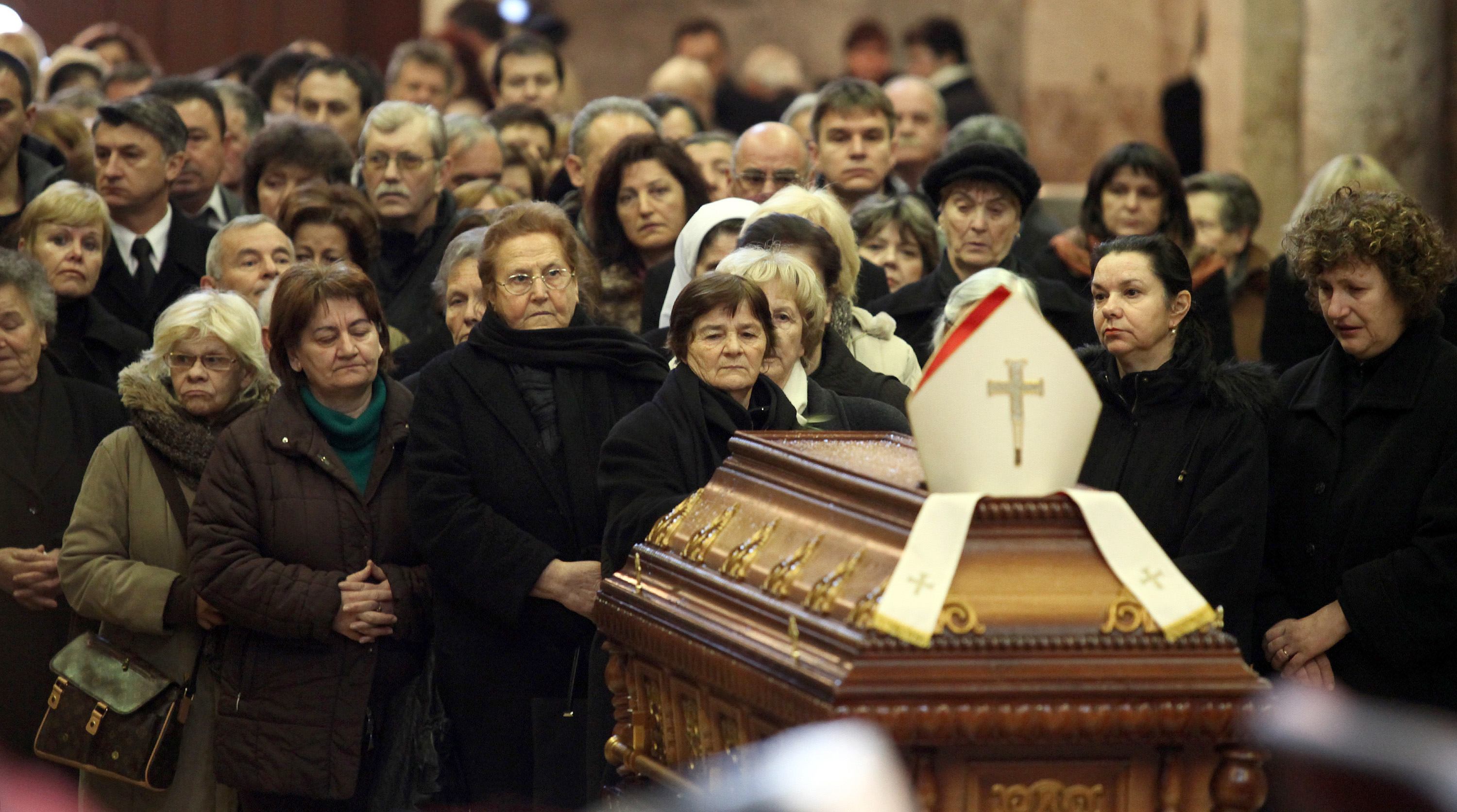 Brojni su Zadrani dosli odati pocast preminulom nadbiskupu . Foto : Vladimir Ivanov /CROPIX