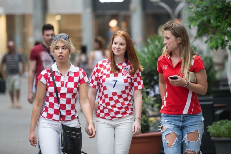 Hrvatski navijači okupirali Lens uoči utakmice s Portugalom, Photo: PIXSELL Hrvatski navijači okupirali Lens uoči utakmice s Portugalom, Photo: PIXSELL