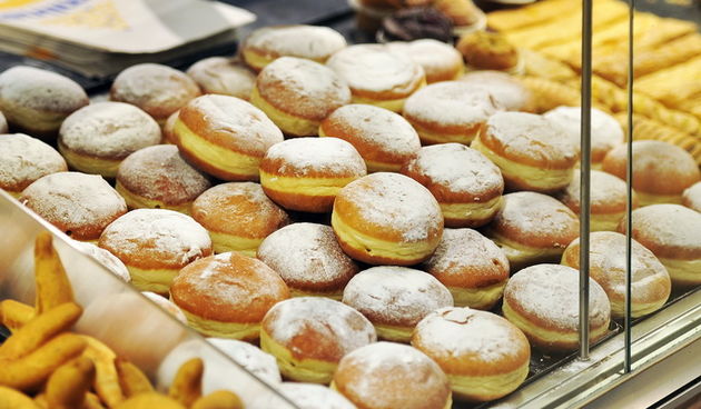 Zagreb, 120213.  Povodom Fasnika, Poklada ili Karnevala, dana prije pocetka katolickog perioda Korizme, uobicajeno se u vecim kolicinama prodaju krafne.Na fotografiji: krafne u pekari Mlinar.Foto: Boris Kovacev / CROPIX