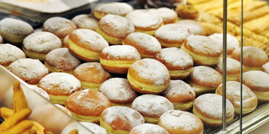 Zagreb, 120213.  Povodom Fasnika, Poklada ili Karnevala, dana prije pocetka katolickog perioda Korizme, uobicajeno se u vecim kolicinama prodaju krafne.Na fotografiji: krafne u pekari Mlinar.Foto: Boris Kovacev / CROPIX