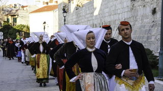 Paški zimski karneval 2018: Karnevalska povorka prošla ulicama grada do Pijace