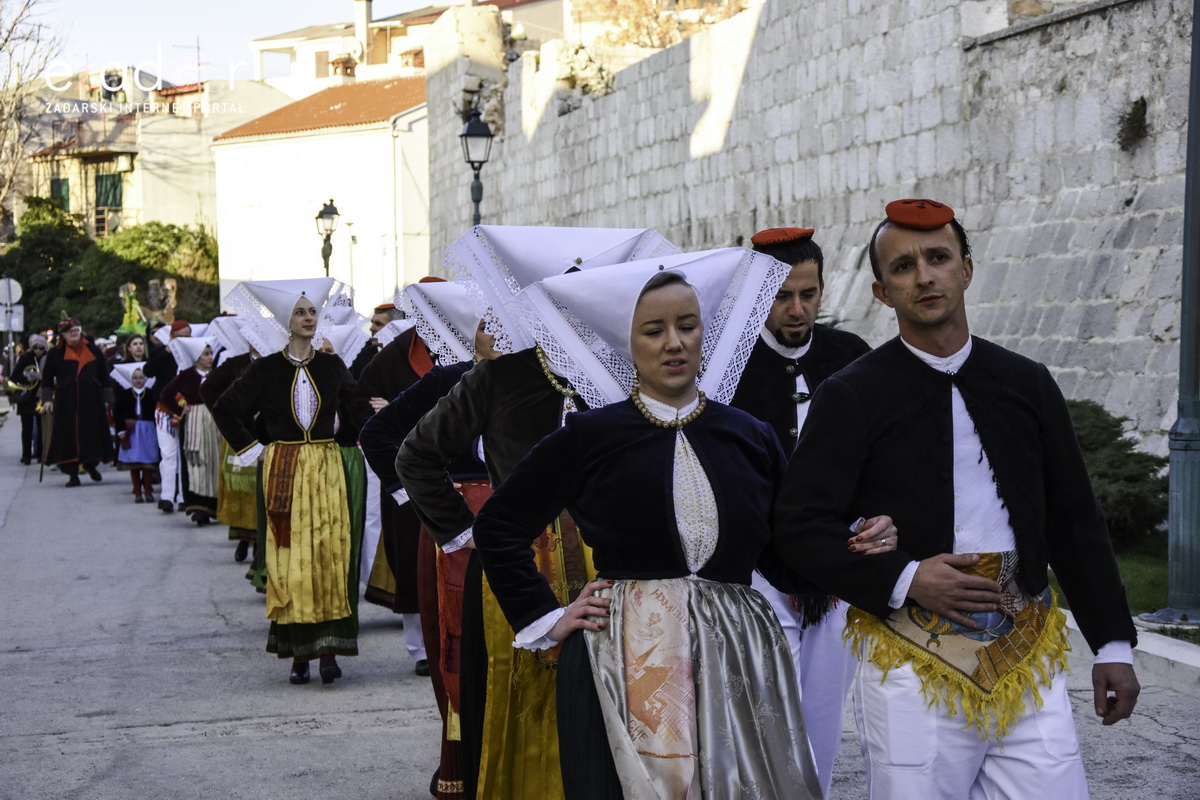 Paški zimski karneval 2018: Karnevalska povorka prošla ulicama grada do Pijace