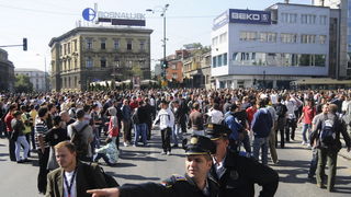 Sarajevo, 051009.
Nekoliko stotina navijaca FK Sarajeva i ostalih gradjana blokiralo je glavnu prometnicu u blizini Predsjednistva BiH u znak prosvjeda zbog ubojstva Vedrana Puljica, koji je ubijen u jucerasnjim krvavim neredima u Sirokom Brijegu.
Foto: Sarajevo, 051009.
Nekoliko stotina navijaca FK Sarajeva i ostalih gradjana blokiralo je glavnu prometnicu u blizini Predsjednistva BiH u znak prosvjeda zbog ubojstva Vedrana Puljica, koji je ubijen u jucerasnjim krvavim neredima u Sirokom Brijegu.
Foto: