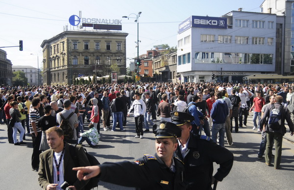 Sarajevo, 051009.
Nekoliko stotina navijaca FK Sarajeva i ostalih gradjana blokiralo je glavnu prometnicu u blizini Predsjednistva BiH u znak prosvjeda zbog ubojstva Vedrana Puljica, koji je ubijen u jucerasnjim krvavim neredima u Sirokom Brijegu.
Foto: Sarajevo, 051009.
Nekoliko stotina navijaca FK Sarajeva i ostalih gradjana blokiralo je glavnu prometnicu u blizini Predsjednistva BiH u znak prosvjeda zbog ubojstva Vedrana Puljica, koji je ubijen u jucerasnjim krvavim neredima u Sirokom Brijegu.
Foto: