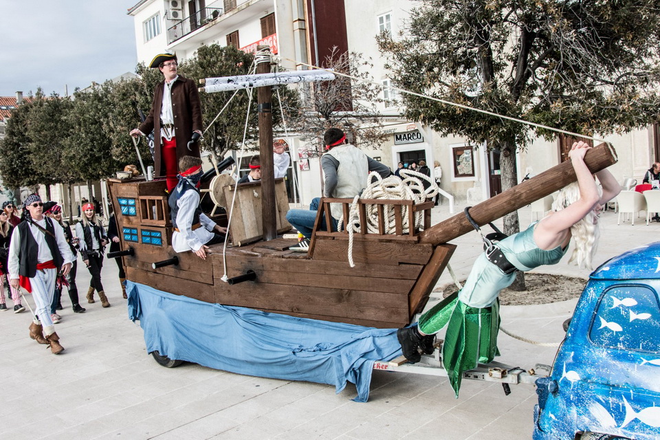 Paški zimski karneval 2017.- Maškarane skupine u karnevalskoj povorci Paški zimski karneval 2017.- Maškarane skupine u karnevalskoj povorci