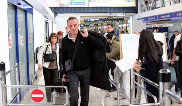 Jakovinu na povratku iz Balija Mladež HDZ-a dočekala s transparentom