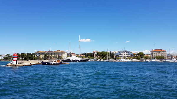 Guštanje u valovima i glazbi Morskih orgulja, a sliku je upotpunio jedrenjak Club Med 2. Foto: Mladen Malik Guštanje u valovima i glazbi Morskih orgulja, a sliku je upotpunio jedrenjak Club Med 2. Foto: Mladen Malik