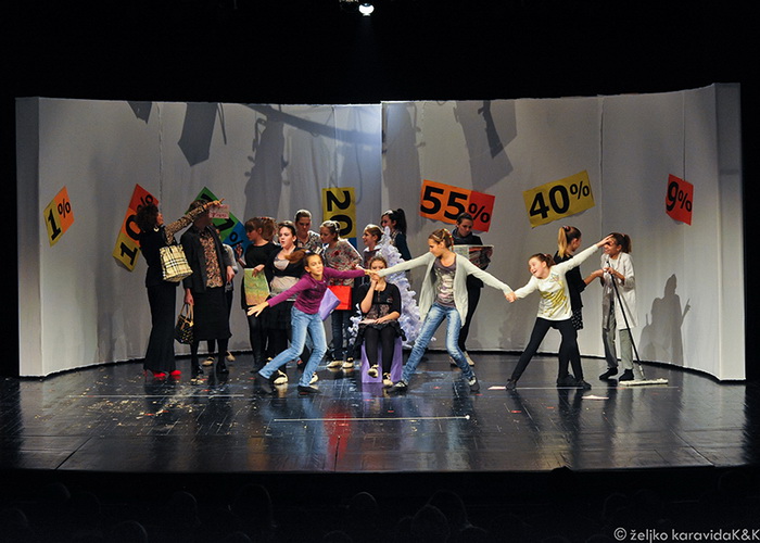 Plesna udruga Gesta: Božićni šoping u SuperOvoj, Foto: Željko Karavida Plesna udruga Gesta: Božićni šoping u SuperOvoj, Foto: Željko Karavida