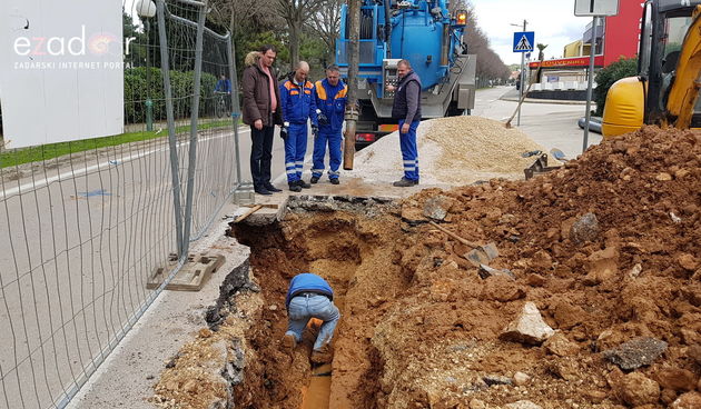 Djelatnici Odvodnje rade na sanaciji puknute vodovodne cijevi na Boriku