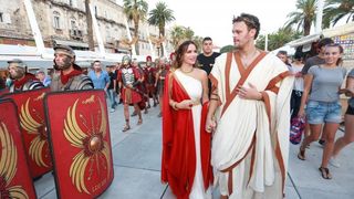 Severina i Robert Kurbaša u kostimima carice Priske i Dioklecijana prošetali Peristilom. Photo: Miranda Cikotić/PIXSELL