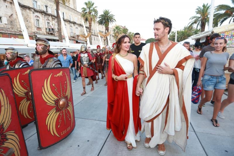 Severina i Robert Kurbaša u kostimima carice Priske i Dioklecijana prošetali Peristilom. Photo: Miranda Cikotić/PIXSELL