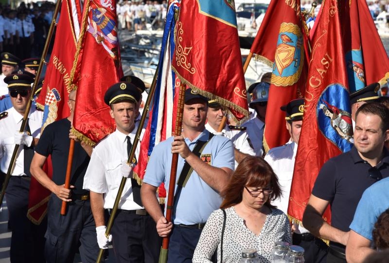 Vodice: Mimohodom vatrogasaca započelo obilježavanje 9. obljetnice kornatske tragedije. Photo: Hrvoje Jelavić/PIXSELL Vodice: Mimohodom vatrogasaca započelo obilježavanje 9. obljetnice kornatske tragedije. Photo: Hrvoje Jelavić/PIXSELL