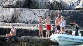 Članovi benda U2 David Howell Evans poznatiji kao The Edge i Adam Clayton odmaraju na Paklenim otocima u pauzi snimanja novog albuma