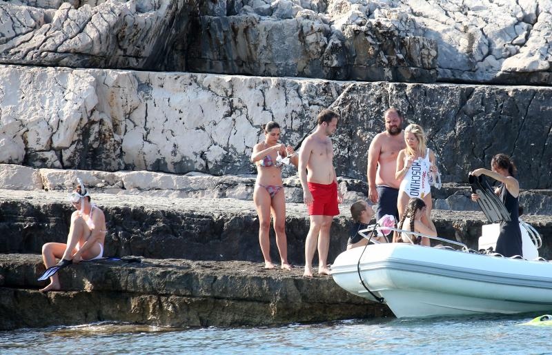 Članovi benda U2 David Howell Evans poznatiji kao The Edge i Adam Clayton odmaraju na Paklenim otocima u pauzi snimanja novog albuma