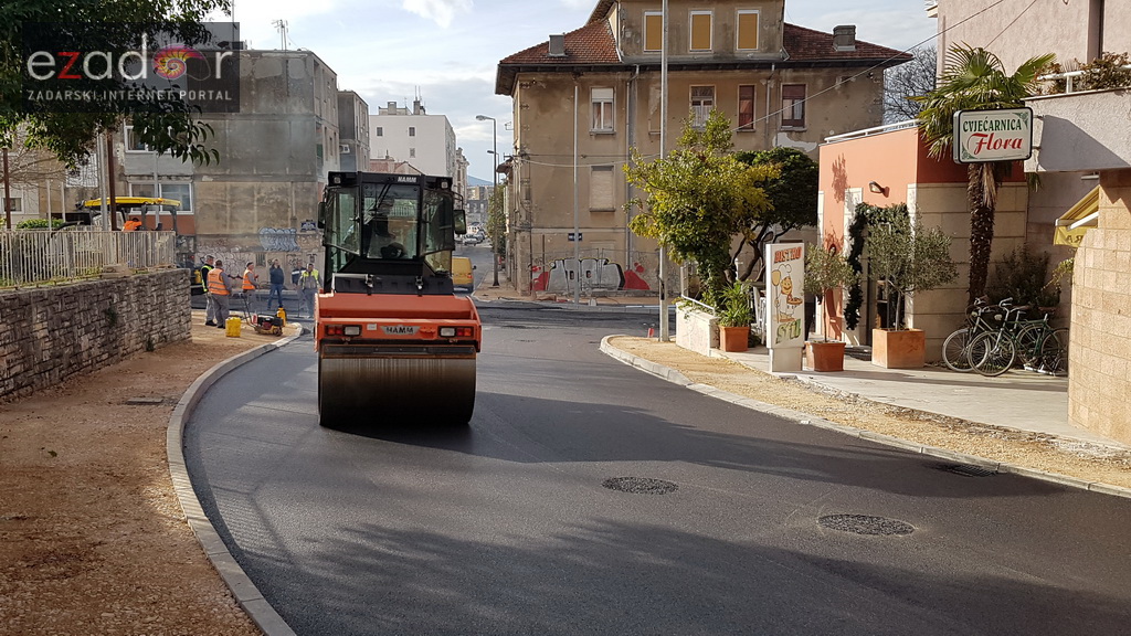 Na rekonstruirano križanje u Vruljici postavlja se završni sloj asfalta Na rekonstruirano križanje u Vruljici postavlja se završni sloj asfalta