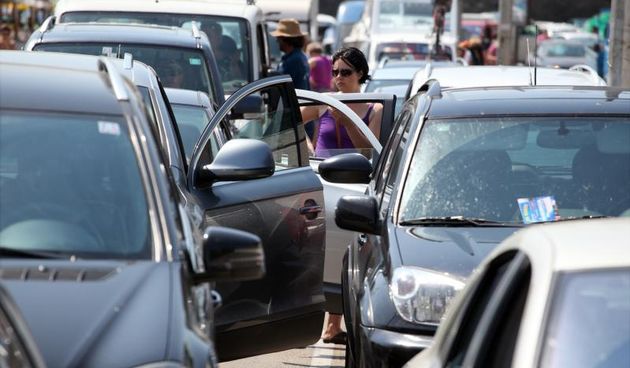 22.06.2013., Zadar – Pocele prve ljetne guzve u trajektnoj luci. Promet je nesmetan ali se ceka automobilma u dva kolnicka traka za ukrcaj na trajekt, promet moraju regulirati i policajci. Photo: Zeljko Mrsic/PIXSELL Autor  Zeljko Mrsic/PIXSELL KLJUČNE
