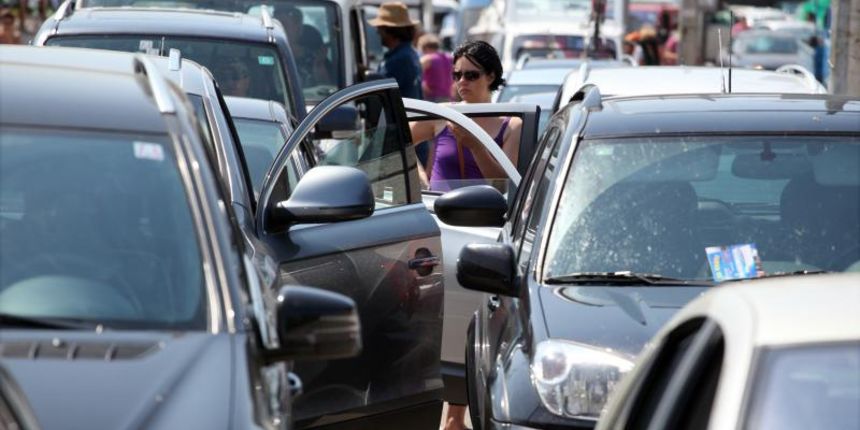 22.06.2013., Zadar – Pocele prve ljetne guzve u trajektnoj luci. Promet je nesmetan ali se ceka automobilma u dva kolnicka traka za ukrcaj na trajekt, promet moraju regulirati i policajci. Photo: Zeljko Mrsic/PIXSELL Autor  Zeljko Mrsic/PIXSELL KLJUČNE