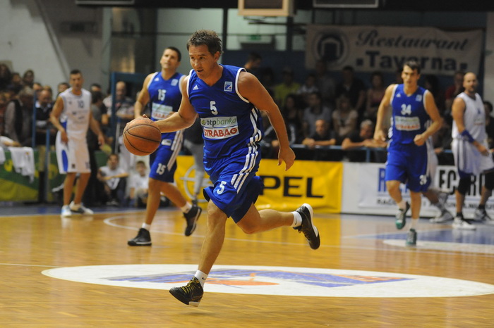 Zadar, 230912
Dvorana Jazine.
Humanitarna utakmica “Za Stephanie smo vratili kosarku u Jazine” na kojoj su nastupile brojne bivse zvijezde KK Zadra poput Dina Radje, Arijana Komazeca, Gordana Giriceka i drugih.
Na fotografiji: srebrni olimpijac Alan Greg Zadar, 230912
Dvorana Jazine.
Humanitarna utakmica “Za Stephanie smo vratili kosarku u Jazine” na kojoj su nastupile brojne bivse zvijezde KK Zadra poput Dina Radje, Arijana Komazeca, Gordana Giriceka i drugih.
Na fotografiji: srebrni olimpijac Alan Greg