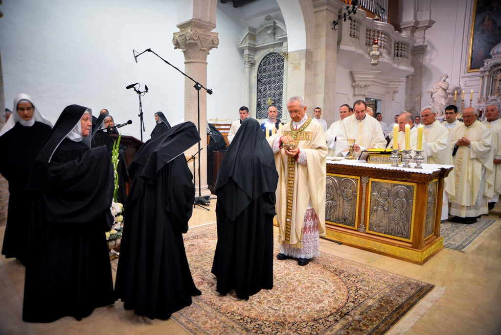 Nadbiskup Puljić predvodio svečano misno slavlje u crkvi. sv. Marije u sklopu obilježavanja 950. obljetnice spomena samostana. Foto: Iva Perinčić