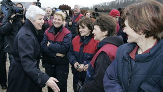 Knin, 150311.
Premijerka Jadranka Kosor otvorila je radove na prosirenju pogona tvornice Div u Kninu.
Jadranka Kosor u drustvu radnica Div-a
Foto : Jakov Prkic / Cropix Knin, 150311.
Premijerka Jadranka Kosor otvorila je radove na prosirenju pogona tvornice Div u Kninu.
Jadranka Kosor u drustvu radnica Div-a
Foto : Jakov Prkic / Cropix