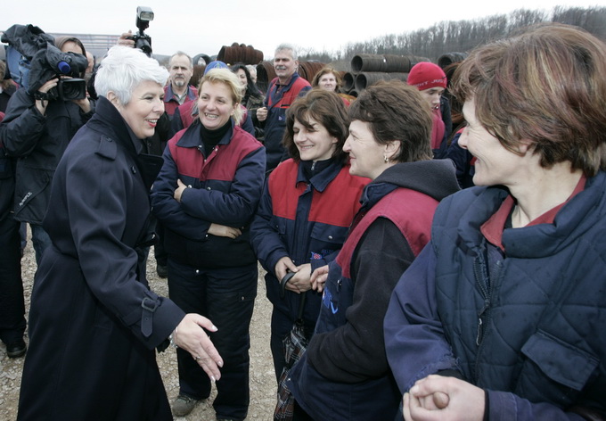 Knin, 150311.
Premijerka Jadranka Kosor otvorila je radove na prosirenju pogona tvornice Div u Kninu.
Jadranka Kosor u drustvu radnica Div-a
Foto : Jakov Prkic / Cropix Knin, 150311.
Premijerka Jadranka Kosor otvorila je radove na prosirenju pogona tvornice Div u Kninu.
Jadranka Kosor u drustvu radnica Div-a
Foto : Jakov Prkic / Cropix