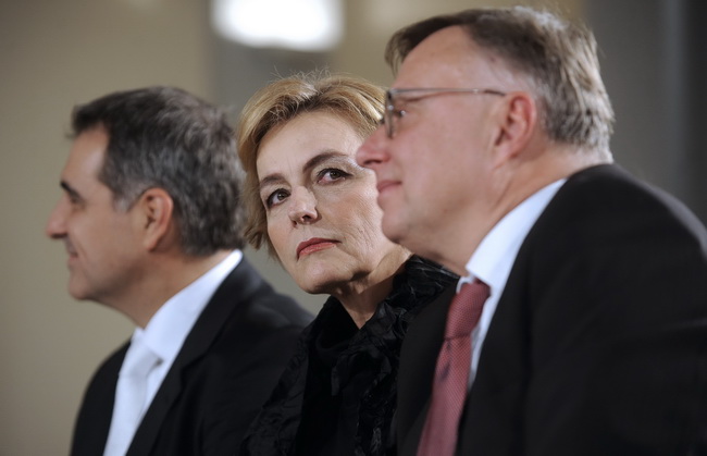 Zagreb, 031209.
Muzej Mimara, Rooseveltov trg.
Humanitarna modna revija hrvatskih modnih dizajnera ‘Zajedno protiv raka’. Uz profesionalne manekenke reviju su nosili Andrija Hebrang, Vesna Pusic, Vesna Skare Ozbolt, Ivo Josipovic i Nadan Vidosevic.
Na fot Zagreb, 031209.
Muzej Mimara, Rooseveltov trg.
Humanitarna modna revija hrvatskih modnih dizajnera ‘Zajedno protiv raka’. Uz profesionalne manekenke reviju su nosili Andrija Hebrang, Vesna Pusic, Vesna Skare Ozbolt, Ivo Josipovic i Nadan Vidosevic.
Na fot