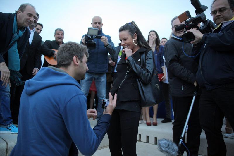 04.04.2014., Zadar – Australac Jason Grdovich zaprosio je svoju djevojku na Morskim Orguljama nakon devet godina veze, a cinu su svjedocili popularni pjevac Mladen Grdovic, gradonacelnik Bozidar Kalmeta, predsjednik zadarske TZ Zvonko Supe te mnogi medi