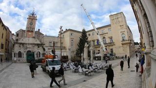 25.11.2013., Zadar – Na Narodnom trgu postavljena je jelka koja ce do prvog mjeseca 2014. krasiti najfrekventnije mjesto u centru grada. Photo: Filip Brala/PIXSELL Autor Filip Brala/PIXSELL KLJUČNE RIJEČI Narodni trg, bor, Jelka, Bozicni ugodjaj, bozi 25.11.2013., Zadar – Na Narodnom trgu postavljena je jelka koja ce do prvog mjeseca 2014. krasiti najfrekventnije mjesto u centru grada. Photo: Filip Brala/PIXSELL Autor Filip Brala/PIXSELL KLJUČNE RIJEČI Narodni trg, bor, Jelka, Bozicni ugodjaj, bozi