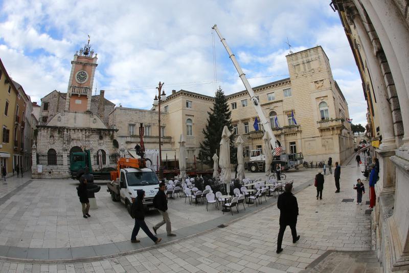 25.11.2013., Zadar – Na Narodnom trgu postavljena je jelka koja ce do prvog mjeseca 2014. krasiti najfrekventnije mjesto u centru grada. Photo: Filip Brala/PIXSELL Autor Filip Brala/PIXSELL KLJUČNE RIJEČI Narodni trg, bor, Jelka, Bozicni ugodjaj, bozi 25.11.2013., Zadar – Na Narodnom trgu postavljena je jelka koja ce do prvog mjeseca 2014. krasiti najfrekventnije mjesto u centru grada. Photo: Filip Brala/PIXSELL Autor Filip Brala/PIXSELL KLJUČNE RIJEČI Narodni trg, bor, Jelka, Bozicni ugodjaj, bozi