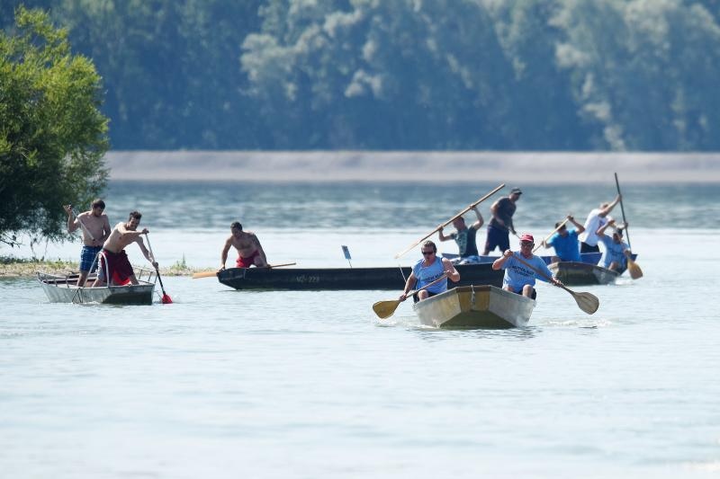 Na Preloskoj Marini odrzana tradicionalna utrka starih ladji, Lov na labudje pero. Photo: Vjeran Zganec Rogulja/PIXSELL Na Preloskoj Marini odrzana tradicionalna utrka starih ladji, Lov na labudje pero. Photo: Vjeran Zganec Rogulja/PIXSELL