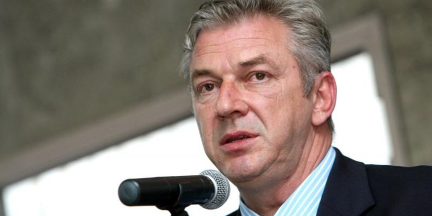 12.06.2013., Zagreb – Ministar unutarnjih poslova Republike Hrvatske Ranko Ostojic i ministar unutarnjih poslova Republike Slovenije Gregor Virant potpisali su dogovor o uvodjenju zajednickih sluzbenih mjesta za obavljanje granicne kontrole. Photo: Peta 12.06.2013., Zagreb – Ministar unutarnjih poslova Republike Hrvatske Ranko Ostojic i ministar unutarnjih poslova Republike Slovenije Gregor Virant potpisali su dogovor o uvodjenju zajednickih sluzbenih mjesta za obavljanje granicne kontrole. Photo: Peta