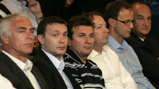 Split, 270611.
Danas je u kino sali na poljudskom stadionu odrzana komemoracija za preminulog Tomislava Ivica nogometnog trenera.
Goran Pauk, Arsen Bauk, Slaven Zuzul (sredina)
Foto: Jakov Prkic / Cropix Split, 270611.
Danas je u kino sali na poljudskom stadionu odrzana komemoracija za preminulog Tomislava Ivica nogometnog trenera.
Goran Pauk, Arsen Bauk, Slaven Zuzul (sredina)
Foto: Jakov Prkic / Cropix