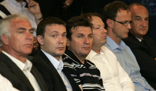 Split, 270611.
Danas je u kino sali na poljudskom stadionu odrzana komemoracija za preminulog Tomislava Ivica nogometnog trenera. 
Goran Pauk, Arsen Bauk, Slaven Zuzul (sredina)
Foto: Jakov Prkic / Cropix