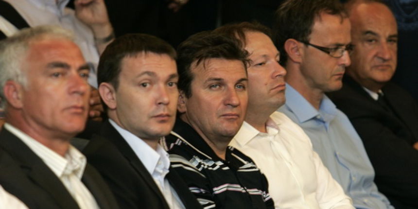 Split, 270611.
Danas je u kino sali na poljudskom stadionu odrzana komemoracija za preminulog Tomislava Ivica nogometnog trenera.
Goran Pauk, Arsen Bauk, Slaven Zuzul (sredina)
Foto: Jakov Prkic / Cropix Split, 270611.
Danas je u kino sali na poljudskom stadionu odrzana komemoracija za preminulog Tomislava Ivica nogometnog trenera.
Goran Pauk, Arsen Bauk, Slaven Zuzul (sredina)
Foto: Jakov Prkic / Cropix