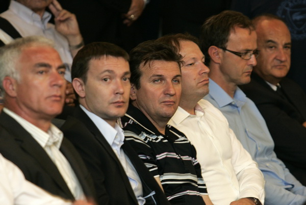 Split, 270611.
Danas je u kino sali na poljudskom stadionu odrzana komemoracija za preminulog Tomislava Ivica nogometnog trenera.
Goran Pauk, Arsen Bauk, Slaven Zuzul (sredina)
Foto: Jakov Prkic / Cropix Split, 270611.
Danas je u kino sali na poljudskom stadionu odrzana komemoracija za preminulog Tomislava Ivica nogometnog trenera.
Goran Pauk, Arsen Bauk, Slaven Zuzul (sredina)
Foto: Jakov Prkic / Cropix