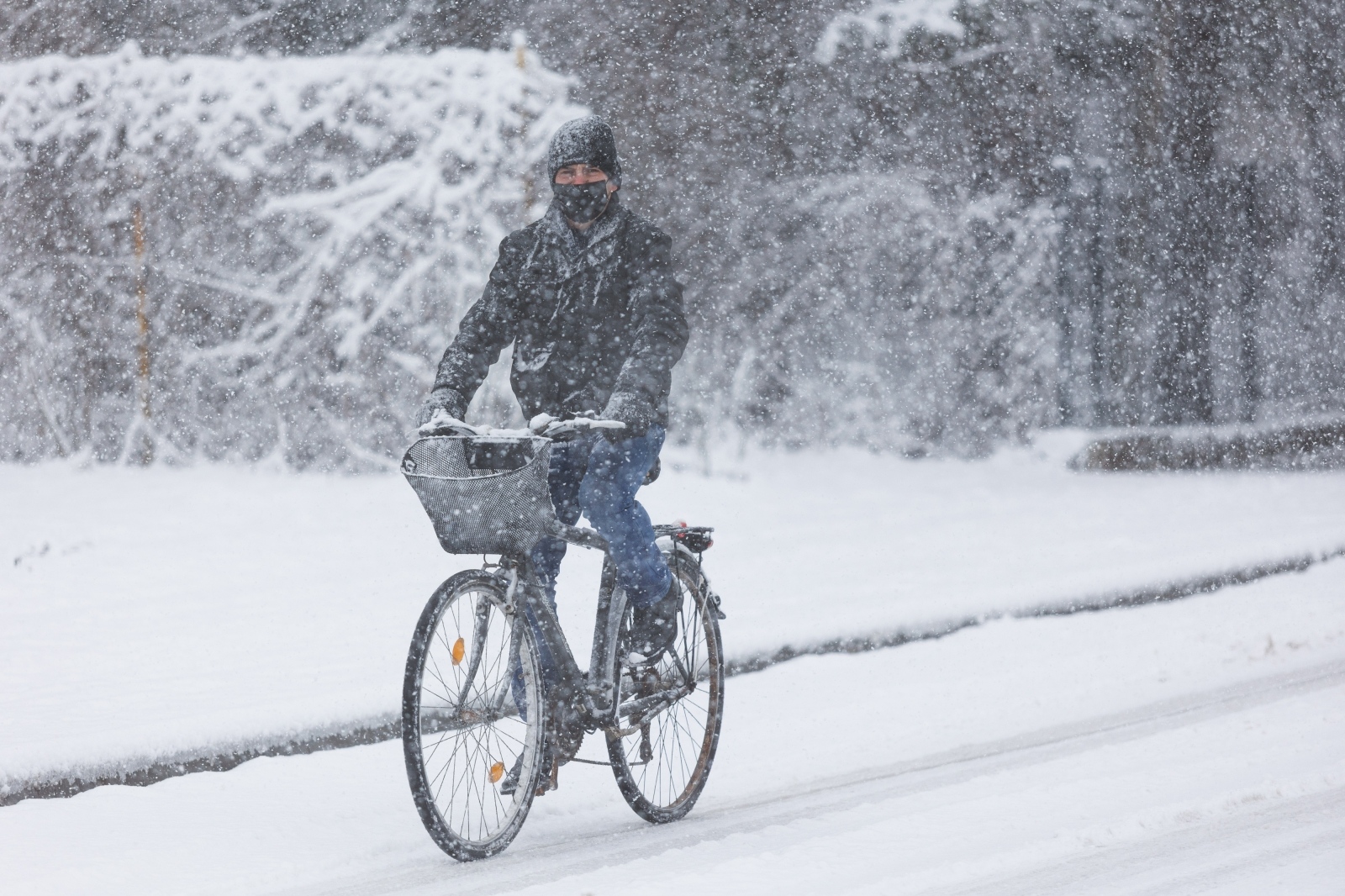 Đir snijegom prekrivenim Gračacom, 25. siječnja 2021. Đir snijegom prekrivenim Gračacom, 25. siječnja 2021.