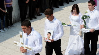 Povljana, 270410.
Vise tisuca Pazana i zitelja Zadarske i Licko – senjske zupanije okupilo se u Povljani na posljednjem ispracaju Martini Skodi (19), Anti Pogorilicu (21) i Marinu Orlicu (24) koji su tragicno izgubili zivot u prometnoj nesreci u nedjelju Povljana, 270410.
Vise tisuca Pazana i zitelja Zadarske i Licko – senjske zupanije okupilo se u Povljani na posljednjem ispracaju Martini Skodi (19), Anti Pogorilicu (21) i Marinu Orlicu (24) koji su tragicno izgubili zivot u prometnoj nesreci u nedjelju